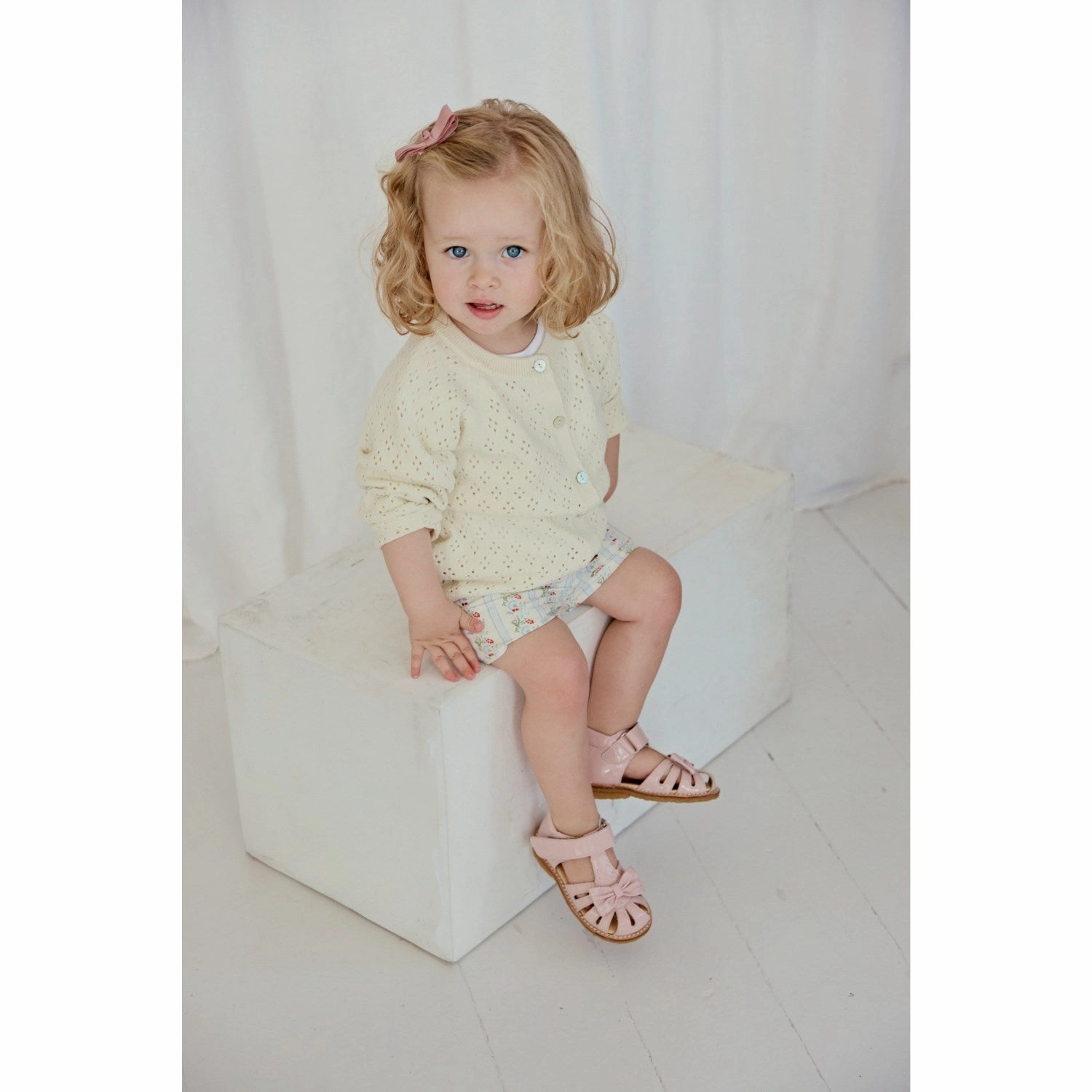Angulus Rosebud Beginner Sandal Med Bow Og Velcro Fastening Wedding shoes