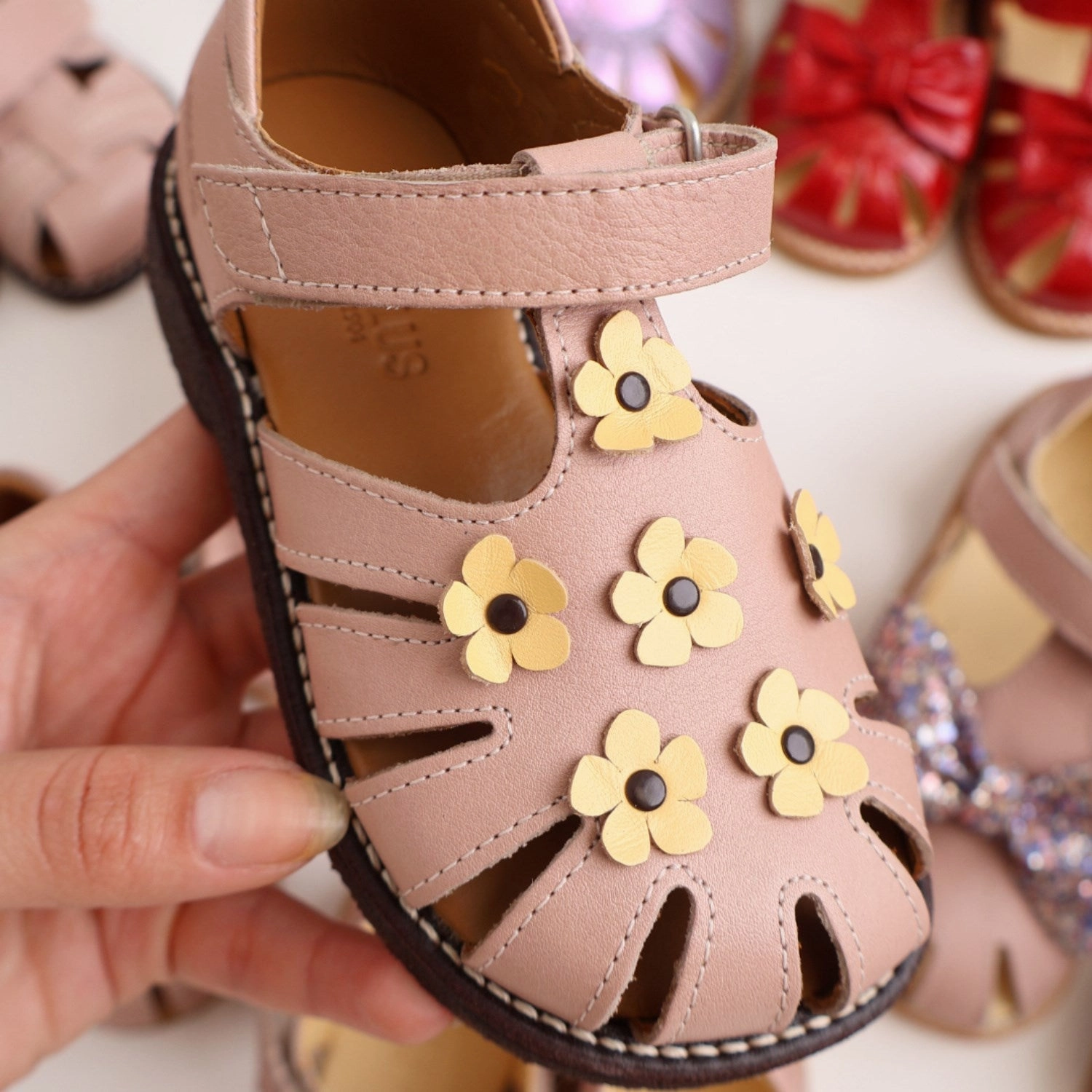 Autumn shoes Angulus Rosebud/Mellow Yellow Sandal Med Blomsterapplikationer