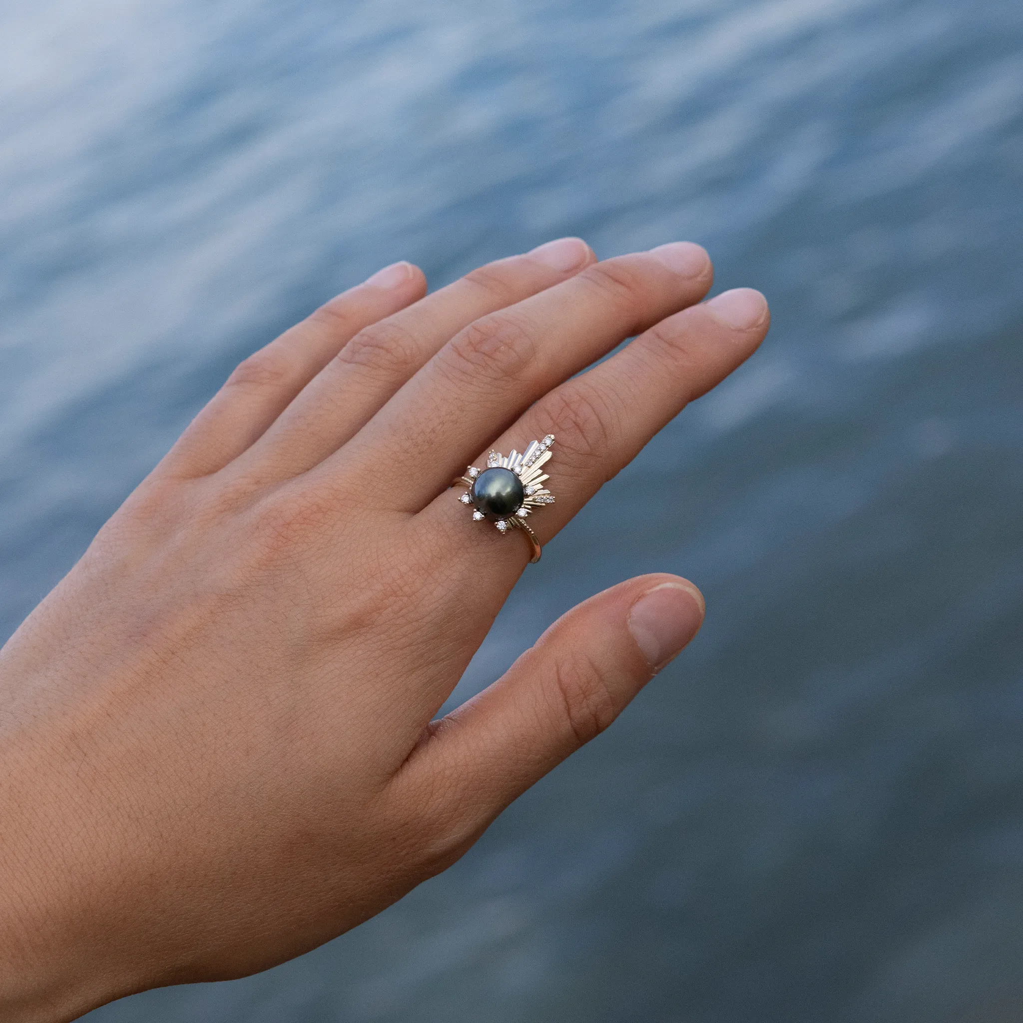 E Ho???la Tahitian Black Pearl Ring in Gold with Diamonds - 21mm