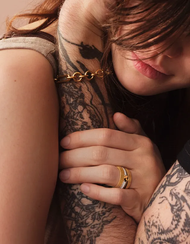 True Love Radiating Bookend Band : in Yellow Gold