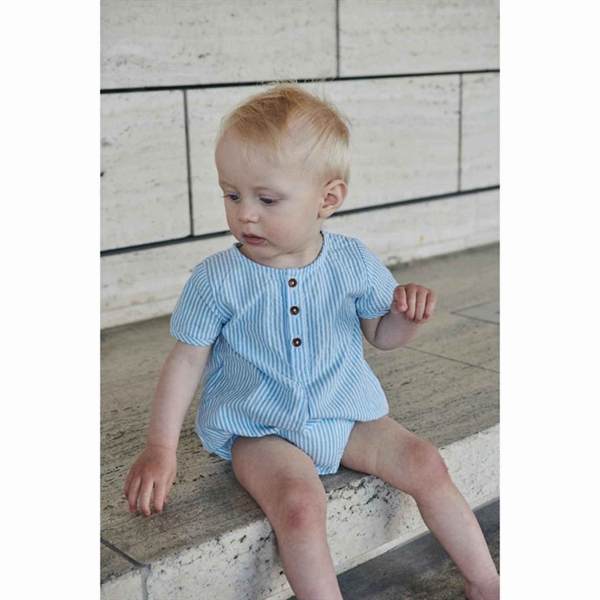 Velvet Copenhagen Colors Sky Blue W Cream Stripe Seersucker Romper m. sleeves