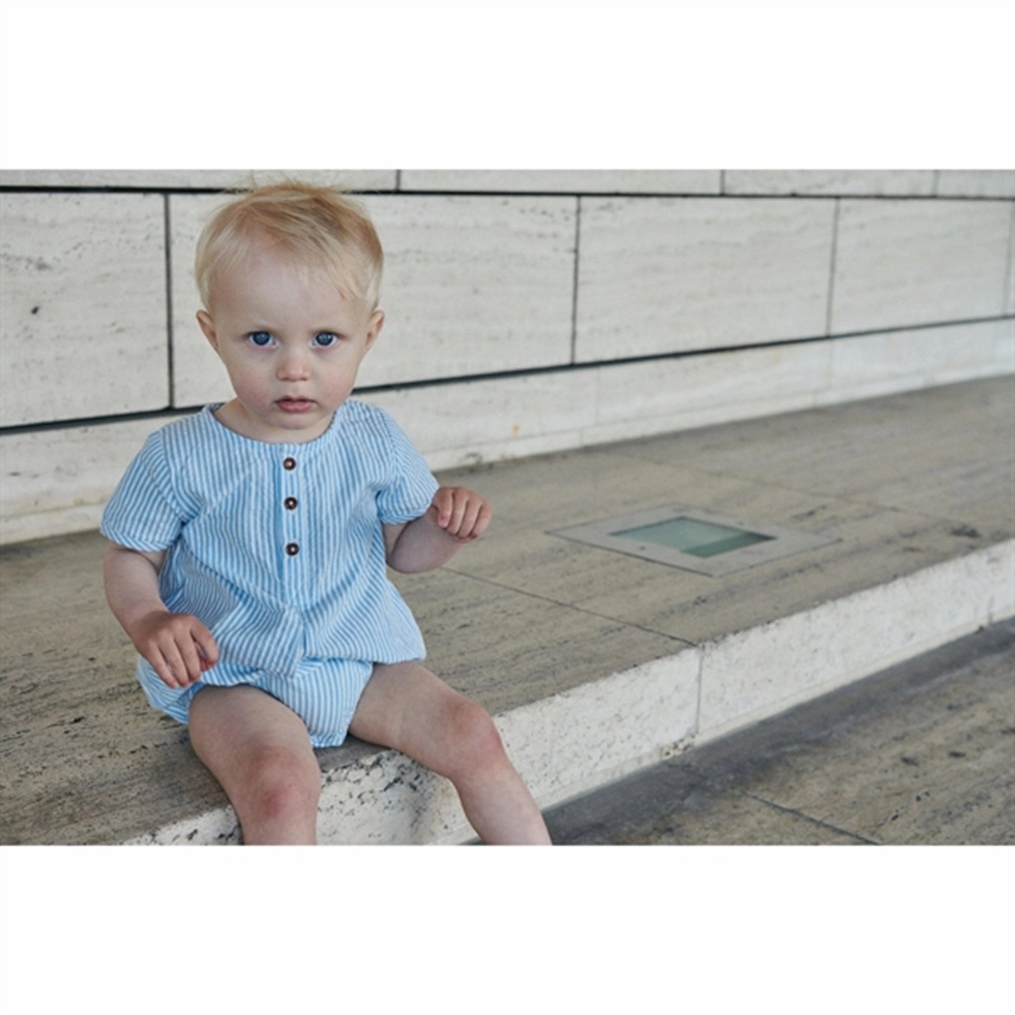 Velvet Copenhagen Colors Sky Blue W Cream Stripe Seersucker Romper m. sleeves